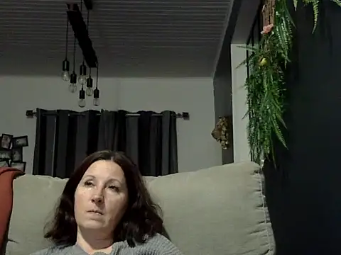 feline27 online show from November 28, 2025, 10:12 pm