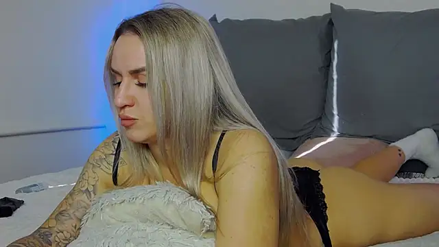 Snapshot of SofiJames chatting on November 4, 2025, 6:45 am SofiJames online show from November 4, 2025, 6:45 am