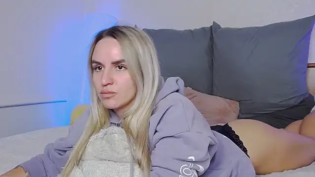 Snapshot of SofiJames chatting on November 25, 2025, 6:24 am SofiJames online show from November 25, 2025, 6:24 am