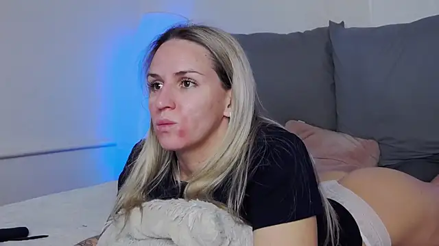 Snapshot of SofiJames chatting on December 14, 2025, 6:30 am SofiJames online show from December 14, 2025, 6:30 am