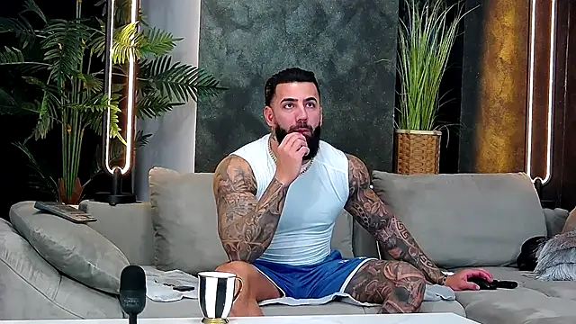 masterkingofmusclee online show from November 26, 2025, 9:27 pm