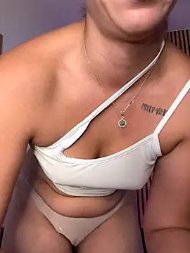 sofiah  online show from November 18, 2025, 4:44 pm