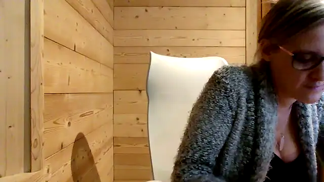 Snapshot of Madame_Callie chatting on December 1, 2025, 4:01 pm Madame Callie online show from December 1, 2025, 4:01 pm