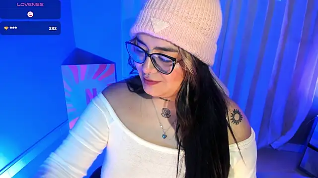 chloe bonnet online show from December 21, 2024, 12:09 am