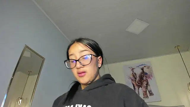 ayshel   online show from November 1, 2025, 4:14 am