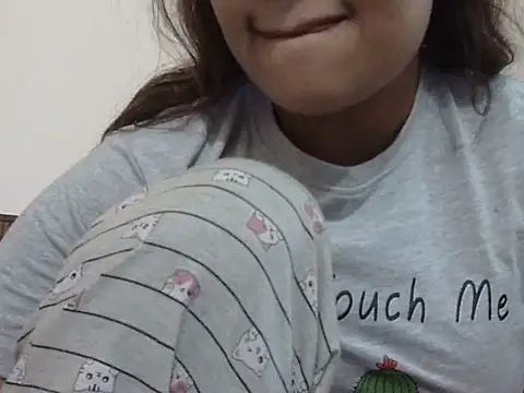 shekira99 online show from December 21, 2025, 10:11 am