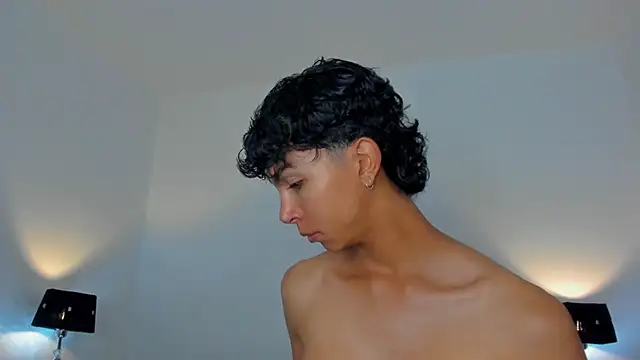 Snapshot of xhenisa_ chatting on July 14, 2026, 2:38 am xhenisa online show from July 14, 2026, 2:38 am