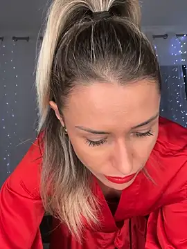 petrouchkaaa  online show from November 4, 2025, 9:25 pm