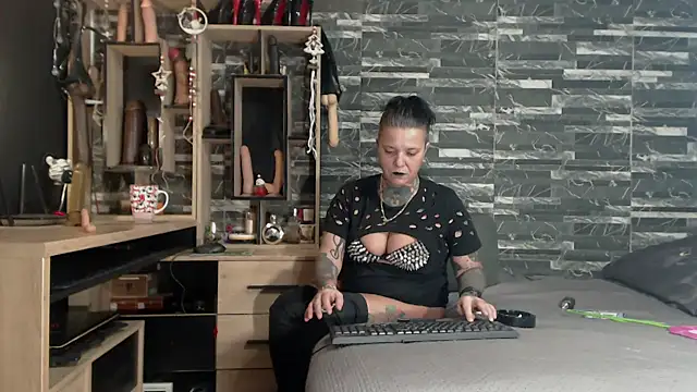 Snapshot of Mistress_Miry chatting on December 23, 2024, 7:28 am Mistress Miry online show from December 23, 2024, 7:28 am
