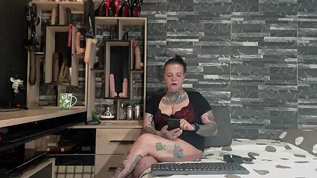 Snapshot of Mistress_Miry chatting on May 31, 2026, 3:58 am Mistress Miry online show from May 31, 2026, 3:58 am