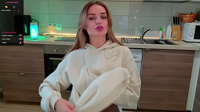 Snapshot of MissLovex chatting on November 11, 2025, 8:14 am MissLovex online show from November 11, 2025, 8:14 am