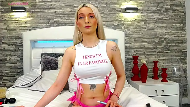 Snapshot of Ella_Charm chatting on March 3, 2025, 8:54 pm Ella Charm online show from March 3, 2025, 8:54 pm