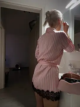 Snapshot of Ella_Charm chatting on October 31, 2025, 4:52 pm Ella Charm online show from October 31, 2025, 4:52 pm