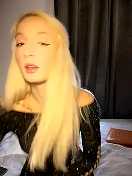 Snapshot of Ella_Charm chatting on November 20, 2025, 5:12 pm Ella Charm online show from November 20, 2025, 5:12 pm