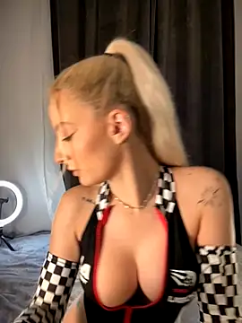 Snapshot of Ella_Charm chatting on November 21, 2025, 5:11 pm Ella Charm online show from November 21, 2025, 5:11 pm