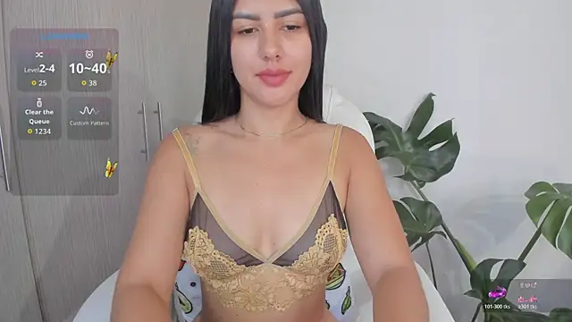 cutewhitneyr online show from December 15, 2025, 1:04 pm