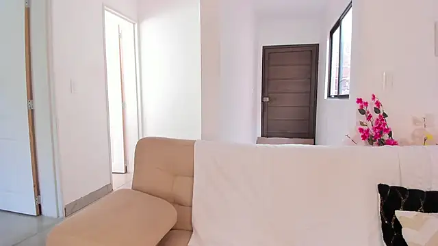 Alaia Ferrer  online show from November 9, 2025, 8:18 pm