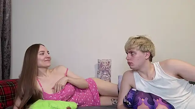 Emily and Ilumi online show from March 18, 2026, 4:54 pm