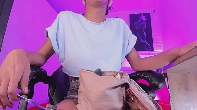 Alahia Rodriguez online show from November 28, 2025, 8:00 pm