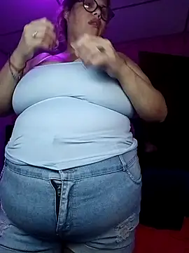 Snapshot of EllisW8 chatting on November 2, 2025, 11:01 am EllisW8 online show from November 2, 2025, 11:01 am