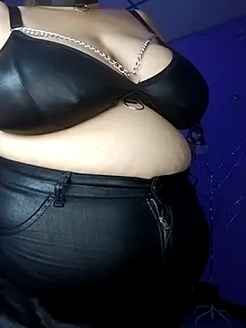 Snapshot of EllisW8 chatting on November 18, 2025, 12:42 pm EllisW8 online show from November 18, 2025, 12:42 pm