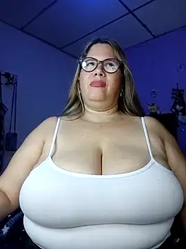 Snapshot of EllisW8 chatting on November 19, 2025, 12:43 am EllisW8 online show from November 19, 2025, 12:43 am