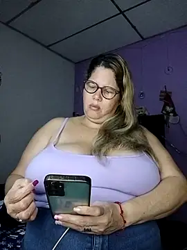 Snapshot of EllisW8 chatting on December 4, 2025, 12:14 pm EllisW8 online show from December 4, 2025, 12:14 pm