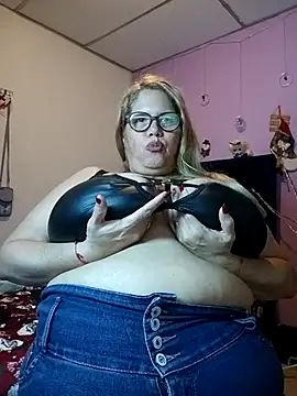 Snapshot of EllisW8 chatting on December 15, 2025, 11:53 pm EllisW8 online show from December 15, 2025, 11:53 pm