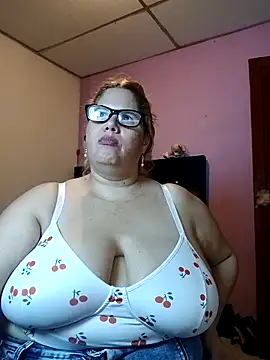 Snapshot of EllisW8 chatting on April 16, 2026, 9:39 pm EllisW8 online show from April 16, 2026, 9:39 pm