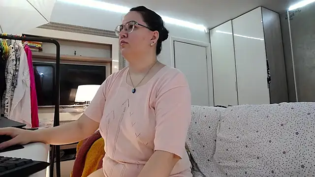 ILoveToFeelU online show from June 22, 2026, 2:02 am