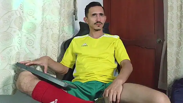 Snapshot of HomeAloneK chatting on April 7, 2026, 3:34 pm HomeAloneK online show from April 7, 2026, 3:34 pm