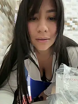 Snapshot of kim_monti chatting on May 13, 2026, 9:00 pm kim monti online show from May 13, 2026, 9:00 pm