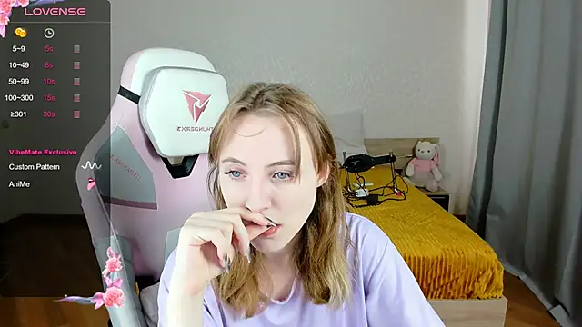 Snapshot of Cowell_Adelina chatting on March 23, 2025, 6:37 am Cowell Adelina online show from March 23, 2025, 6:37 am