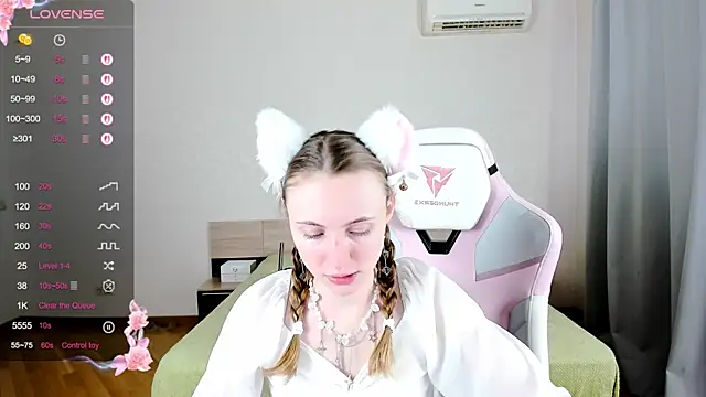 Snapshot of Cowell_Adelina chatting on September 15, 2025, 9:42 am Cowell Adelina online show from September 15, 2025, 9:42 am