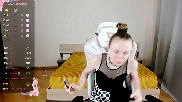 Snapshot of Cowell_Adelina chatting on September 19, 2025, 11:44 am Cowell Adelina online show from September 19, 2025, 11:44 am