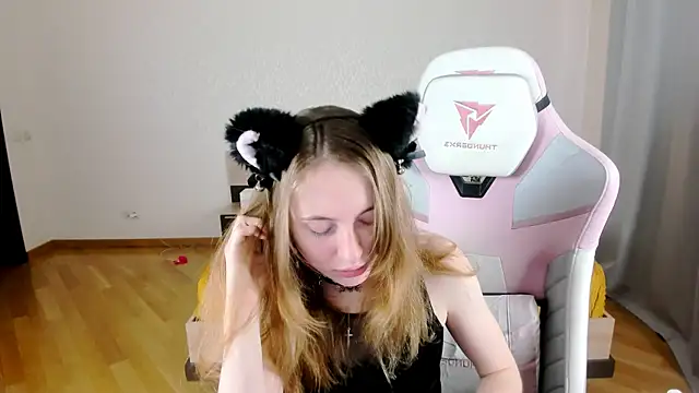 Snapshot of Cowell_Adelina chatting on September 21, 2025, 11:34 am Cowell Adelina online show from September 21, 2025, 11:34 am