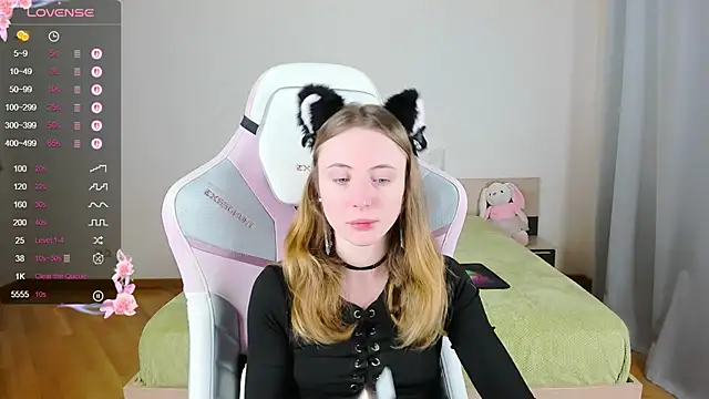 Snapshot of Cowell_Adelina chatting on October 13, 2025, 9:42 am Cowell Adelina online show from October 13, 2025, 9:42 am