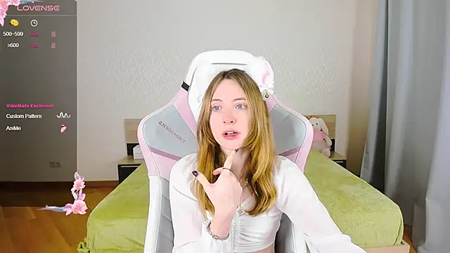 Snapshot of Cowell_Adelina chatting on October 19, 2025, 9:32 am Cowell Adelina online show from October 19, 2025, 9:32 am