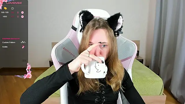 Snapshot of Cowell_Adelina chatting on October 25, 2025, 10:12 am Cowell Adelina online show from October 25, 2025, 10:12 am