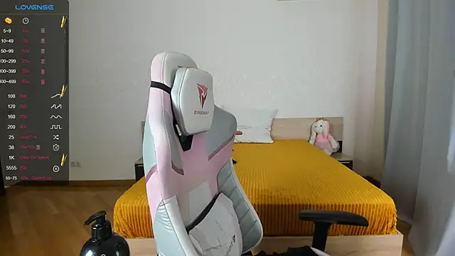 Snapshot of Cowell_Adelina chatting on October 31, 2025, 8:37 am Cowell Adelina online show from October 31, 2025, 8:37 am