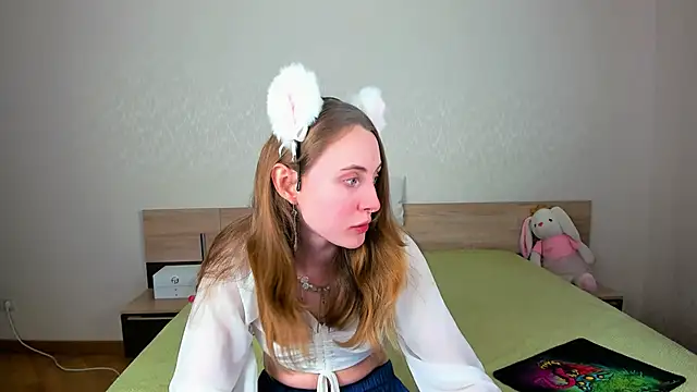 Snapshot of Cowell_Adelina chatting on November 17, 2025, 9:37 am Cowell Adelina online show from November 17, 2025, 9:37 am