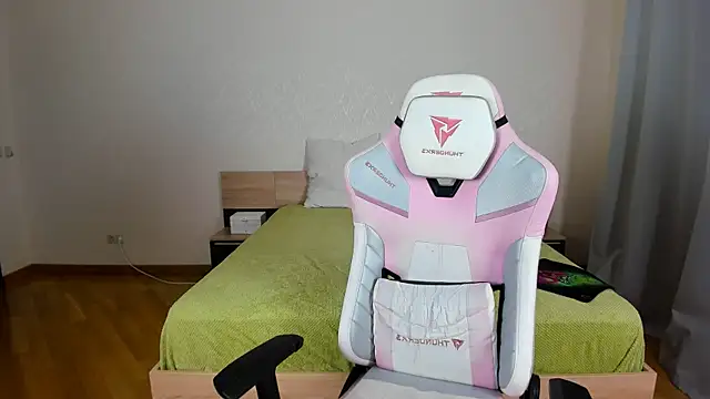 Snapshot of Cowell_Adelina chatting on November 29, 2025, 9:34 am Cowell Adelina online show from November 29, 2025, 9:34 am