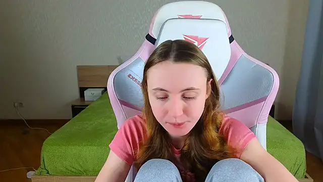 Snapshot of Cowell_Adelina chatting on December 14, 2025, 9:25 am Cowell Adelina online show from December 14, 2025, 9:25 am