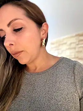 Snapshot of _Abril-Office1 chatting on September 30, 2025, 3:06 pm Abril-Office1 online show from September 30, 2025, 3:06 pm