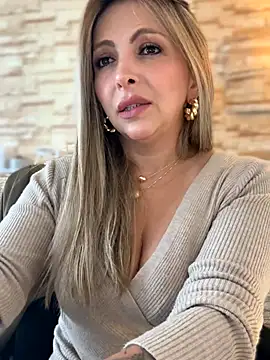 Snapshot of _Abril-Office1 chatting on October 27, 2025, 4:00 pm Abril-Office1 online show from October 27, 2025, 4:00 pm