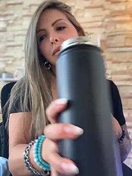 Snapshot of _Abril-Office1 chatting on November 4, 2025, 3:22 pm Abril-Office1 online show from November 4, 2025, 3:22 pm