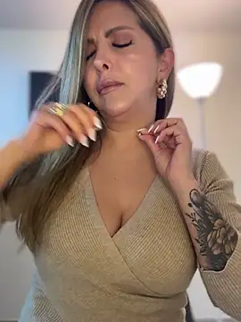 Snapshot of _Abril-Office1 chatting on November 14, 2025, 1:10 pm Abril-Office1 online show from November 14, 2025, 1:10 pm