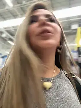 Snapshot of _Abril-Office1 chatting on November 18, 2025, 5:28 pm Abril-Office1 online show from November 18, 2025, 5:28 pm