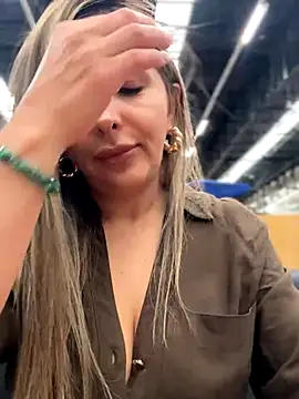 Snapshot of _Abril-Office1 chatting on November 25, 2025, 4:07 pm Abril-Office1 online show from November 25, 2025, 4:07 pm