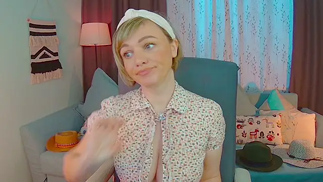 Snapshot of NandiSmile chatting on February 18, 2025, 7:43 am NandiSmile online show from February 18, 2025, 7:43 am